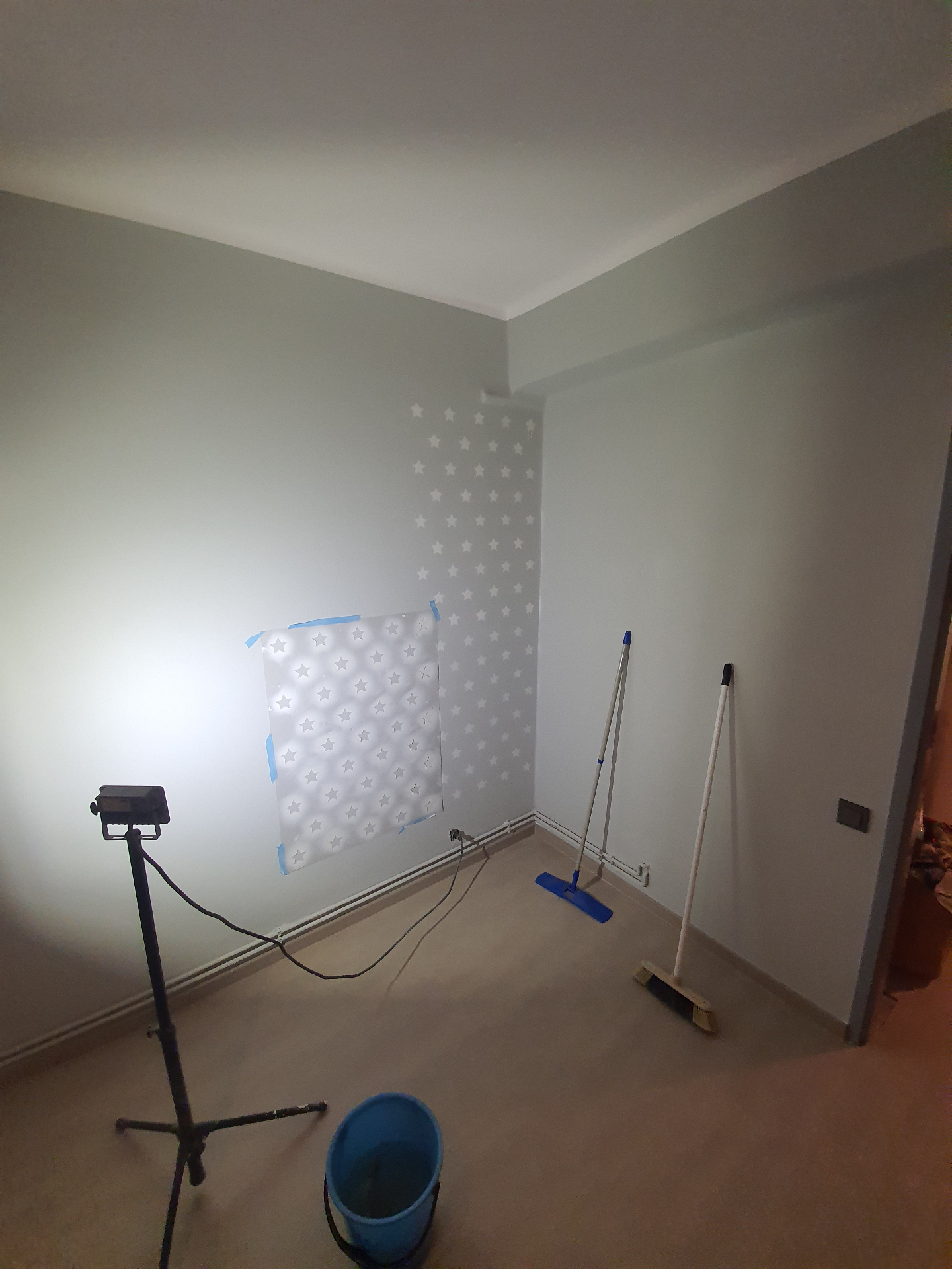 Detail hvězdičkové šablony na stěně
