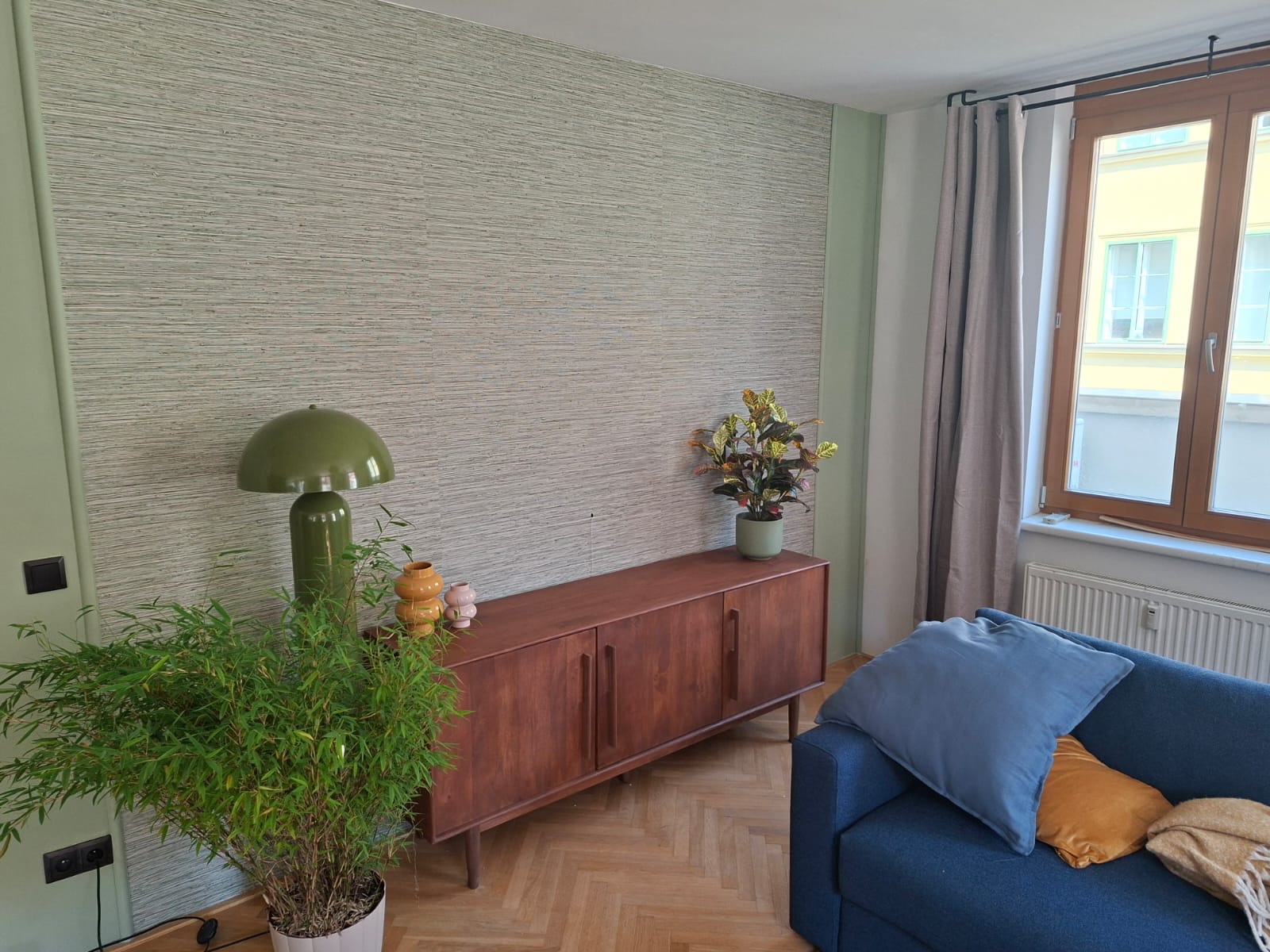 Obývací pokoj s designovou tapetou
