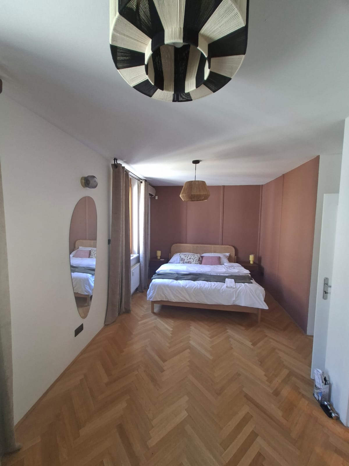 Ložnice s růžovou akcentní stěnou